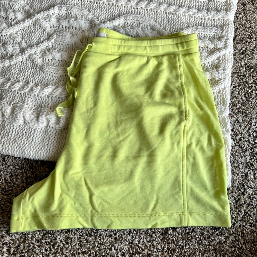 Lou & Grey Signature Soft Shorts Size XL in Neon Green